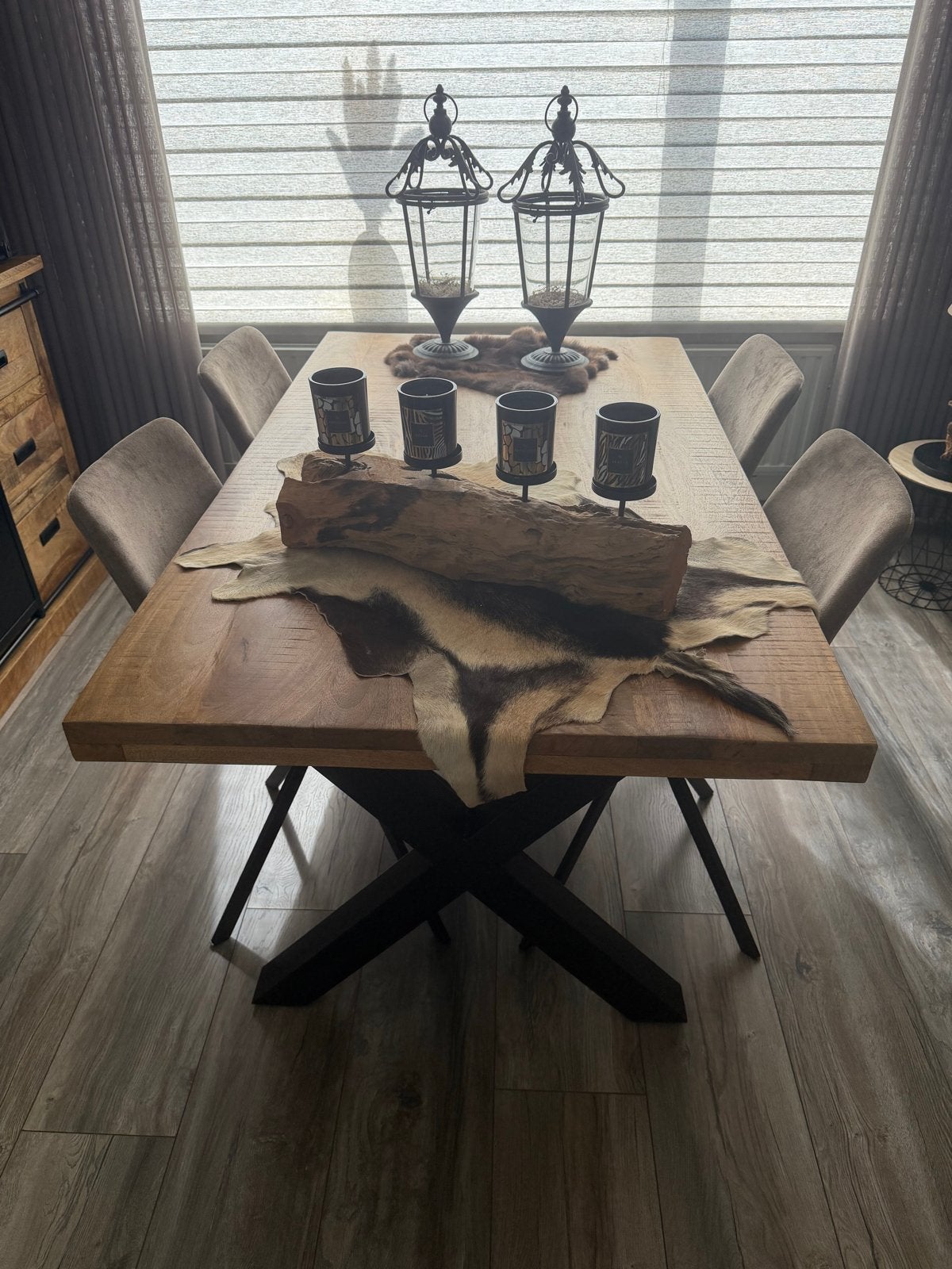 Mangohouten eettafel met zwarte stalen kruispoot, Huis en Inrichting, Ophalen, Gebruikt, 50 tot 100 cm, 150 tot 200 cm