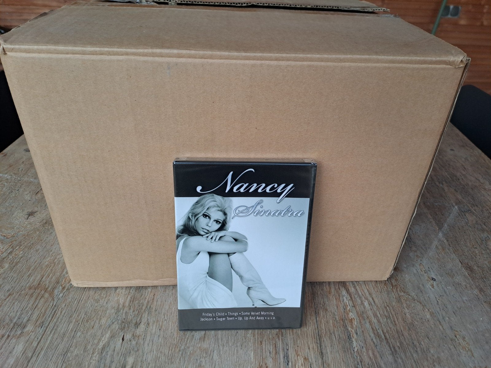 Doos met 100 stuks DVD Nancy Sinatra, Ophalen, Nieuw in verpakking, Overige formaten