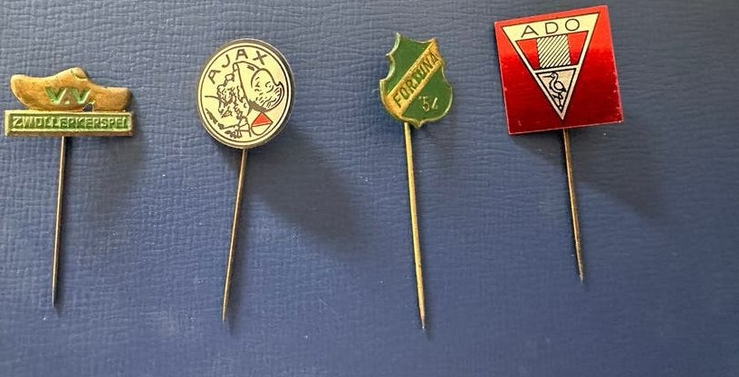 Set van 4 vintage speldjes: Zwollerkerspel, Ajax, Fortuna, A, Verzamelen, Speldjes, Pins en Buttons, Ophalen of Verzenden, Gebruikt