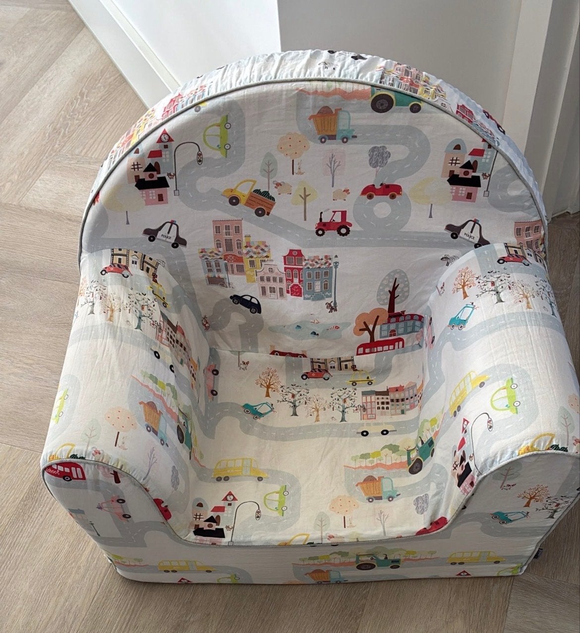 Kinderfauteuil met vrolijke stadsprint, Kinderen en Baby's, Ophalen, Zo goed als nieuw, Stoel(en)