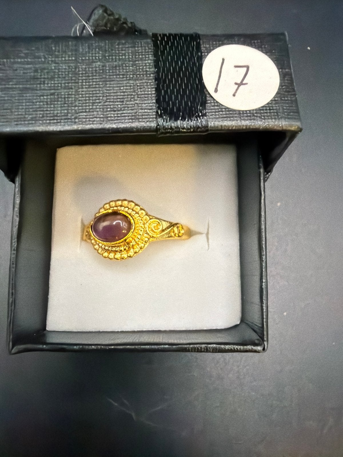 Ring van verguld messing met paarse edelsteen - Maat 17, Ophalen of Verzenden, Zo goed als nieuw, X, Met edelsteen
