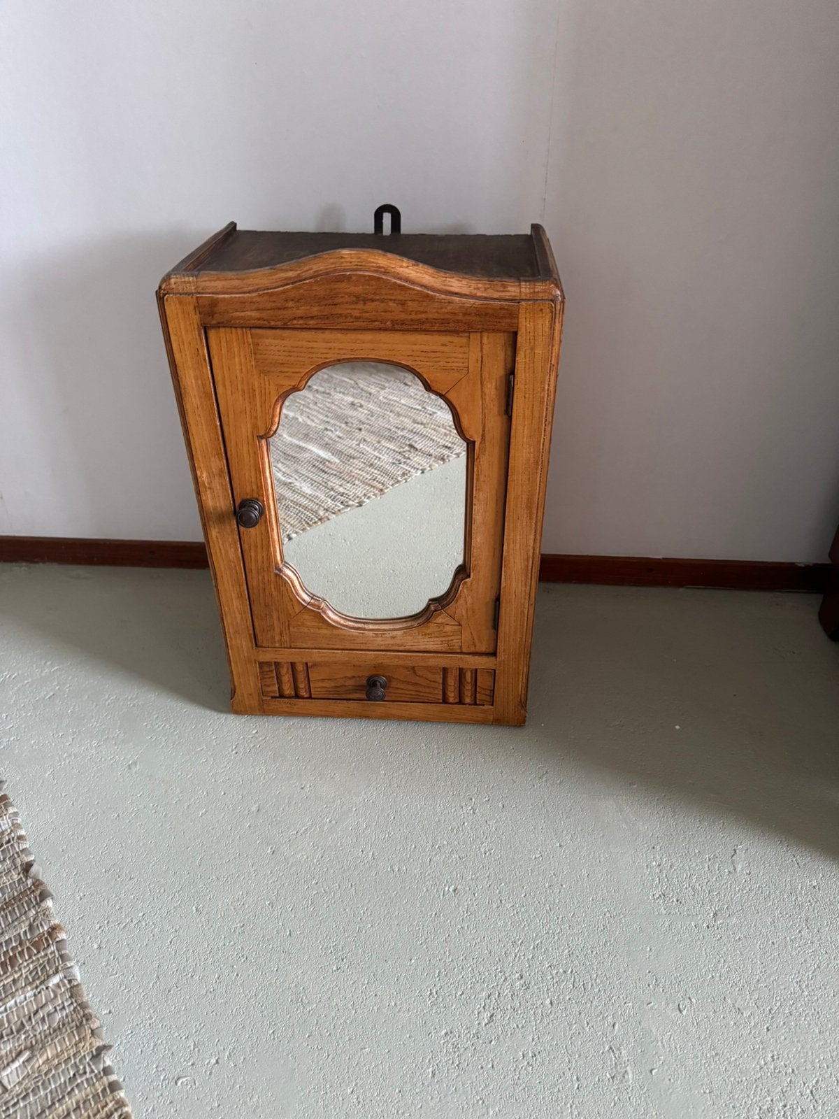 Mooi oud spiegelkastje hangkastje met deurtje en lade, Ophalen of Verzenden