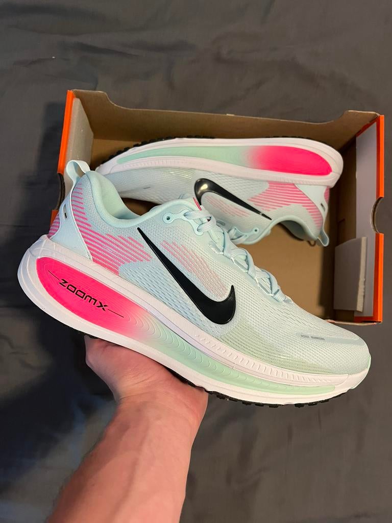 Nike Vomero 18 Glacier Blue - Maat 44.5 en 45, Sport en Fitness, Loopsport en Atletiek, Nieuw, Ophalen of Verzenden, Hardlopen