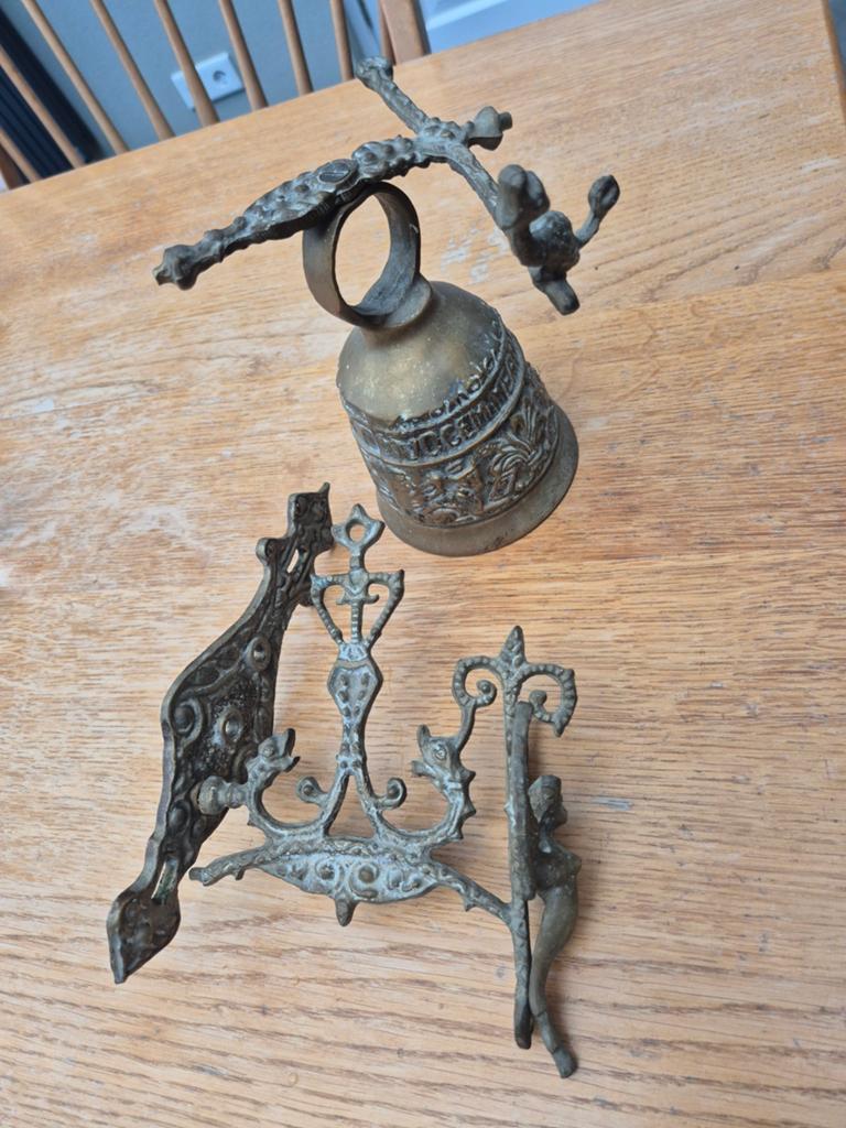 Antieke bronzen bel met decoratieve beugels, Ophalen