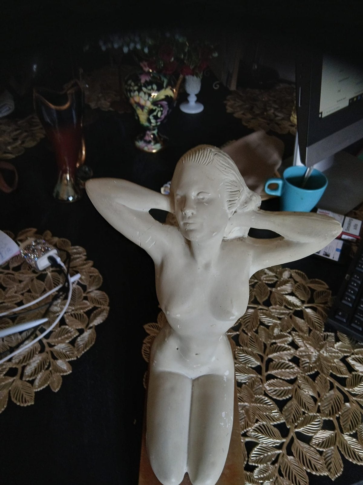 Vintage sculptuur van een naakte vrouw op houten sokkel, Gips, Ophalen of Verzenden, 20 - 50 cm, Op sokkel