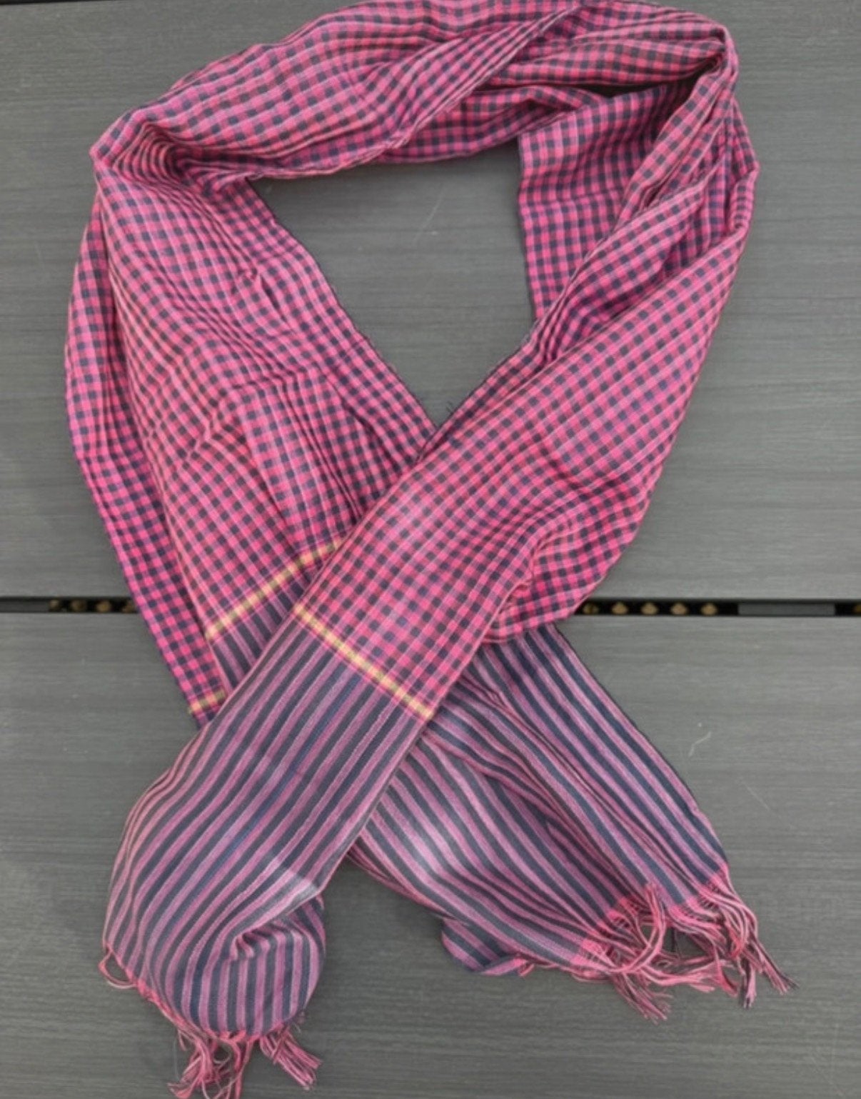 Mooi roze met donkerblauw geruite sjaal, Kleding | Dames, Ophalen of Verzenden, Gedragen, Sjaal