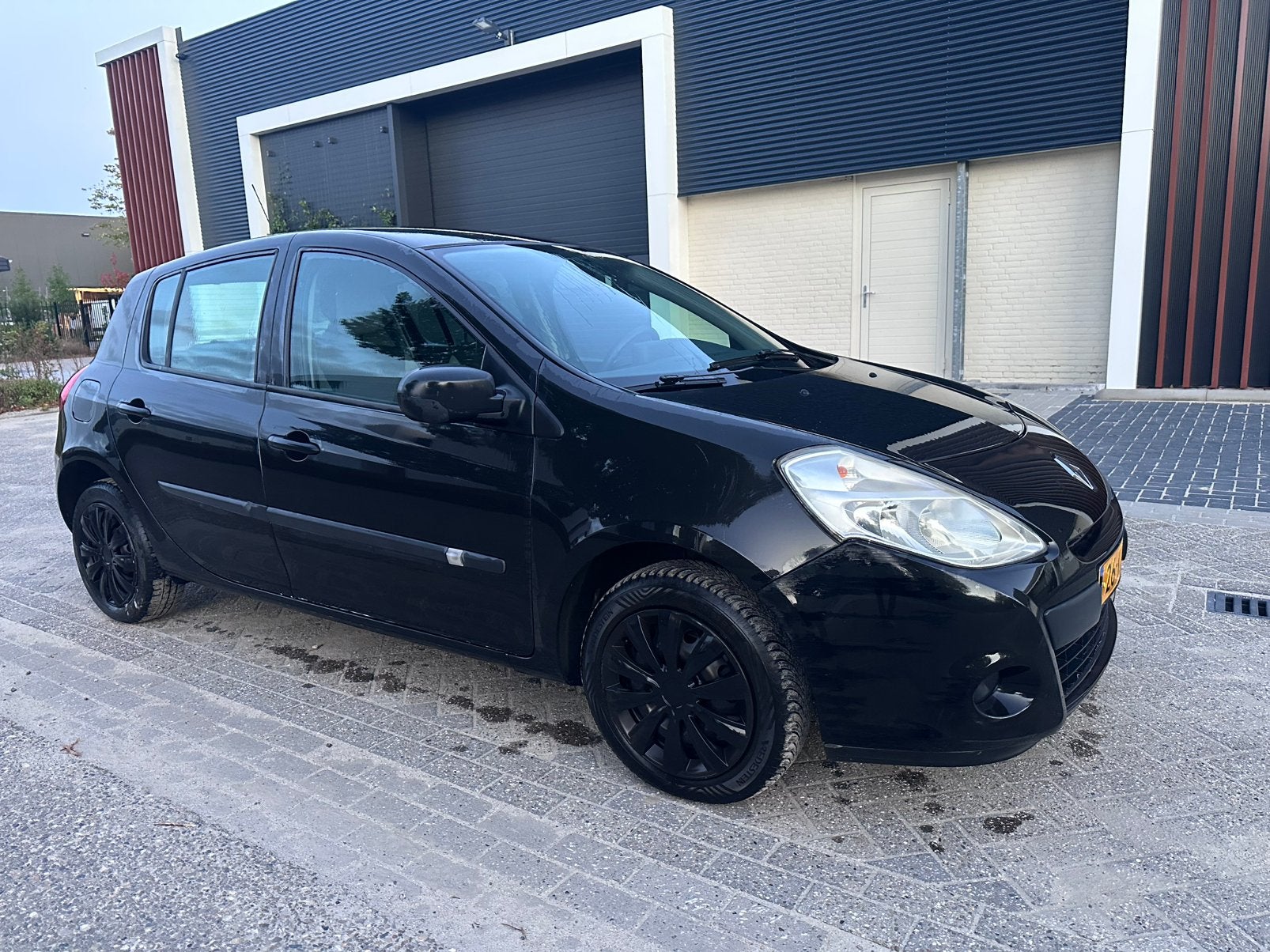 Renault Clio 1.2 16V 55KW 5-DRS E4 2010 Zwart Airco Navi, Voorwielaandrijving, 535 kg, 74 pk, 4 cilinders