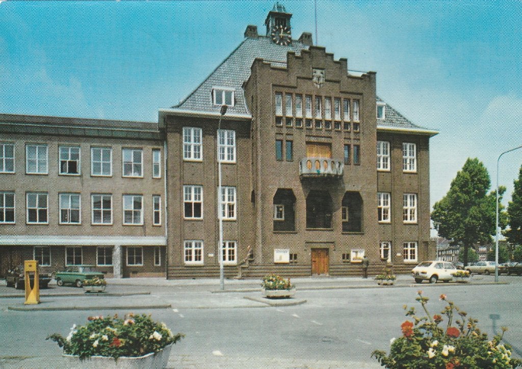 GELEEN Gemeentehuis met Fiat 127 en NSU Prinz, Verzenden, 1960 tot 1980, Gelopen, Limburg