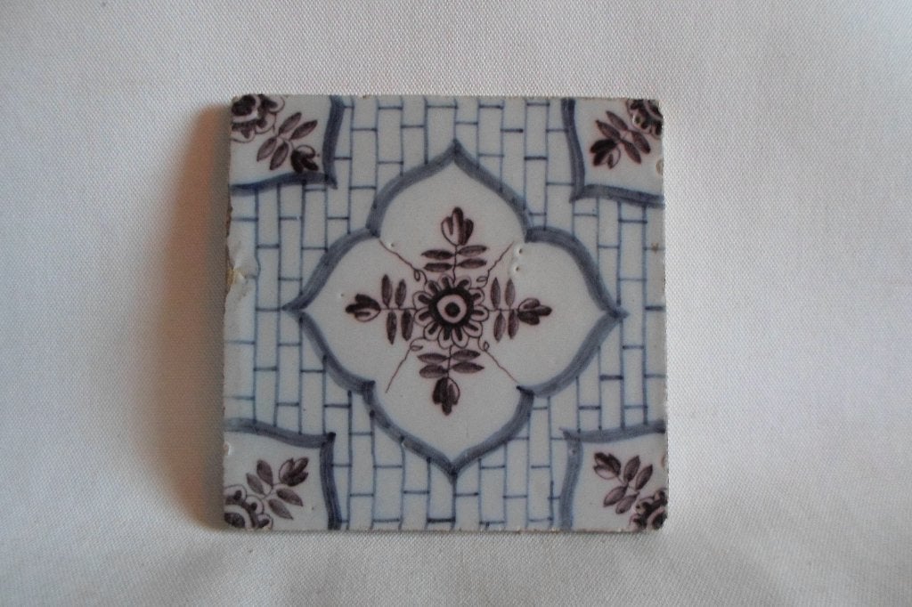 Antieke Tegel Blauw Mangaan Bloem Motief, Ophalen of Verzenden