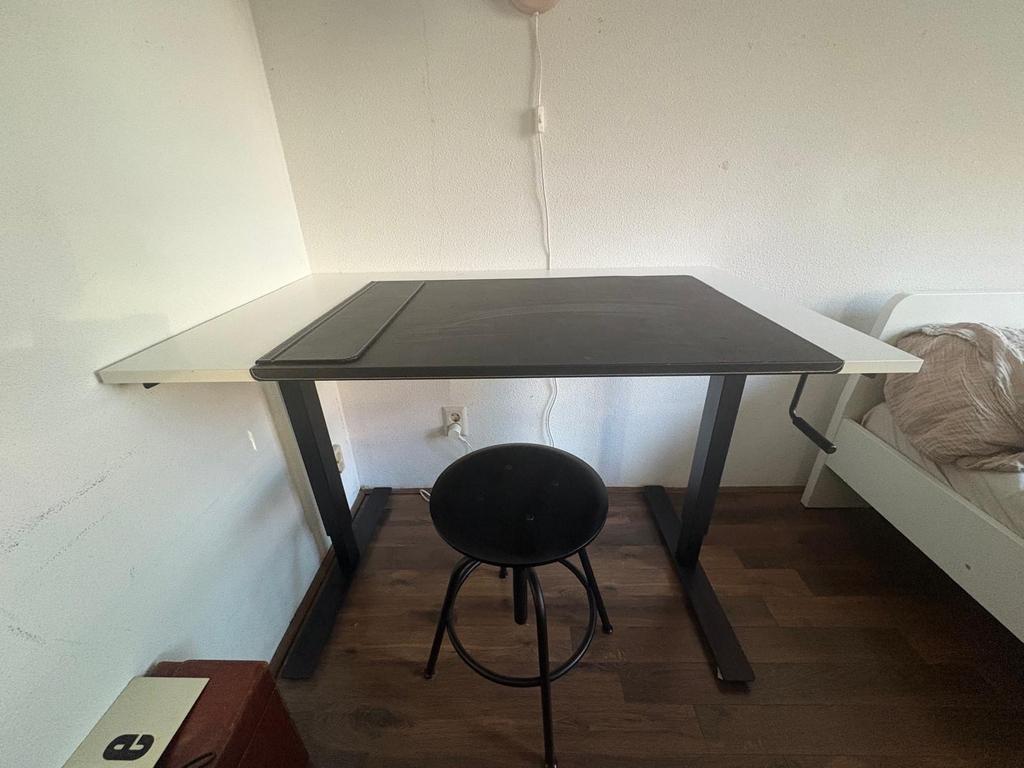 Verstelbaar bureau met wit blad en zwart frame, Gebruikt, Metaal, In hoogte verstelbaar, Ophalen of Verzenden