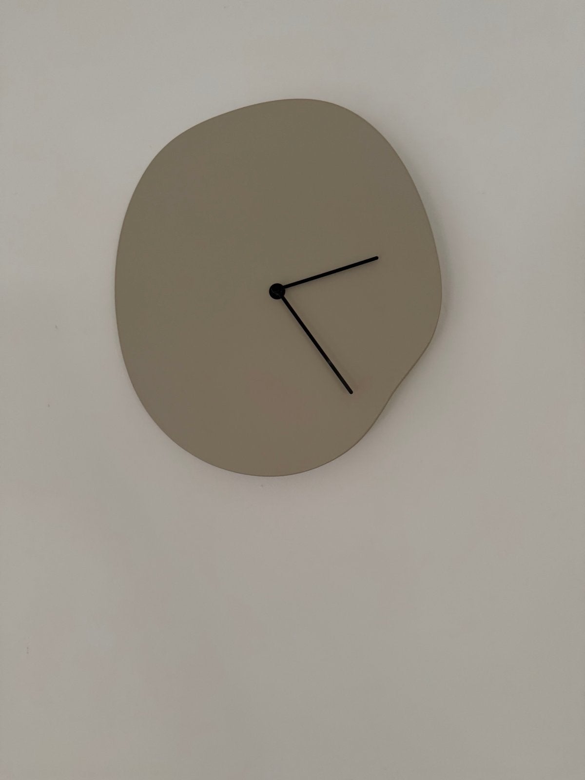 Ferm LIVING Melt wandklok 33 cm - Beige, Huis en Inrichting, Ophalen, Wandklok, Analoog, Zo goed als nieuw