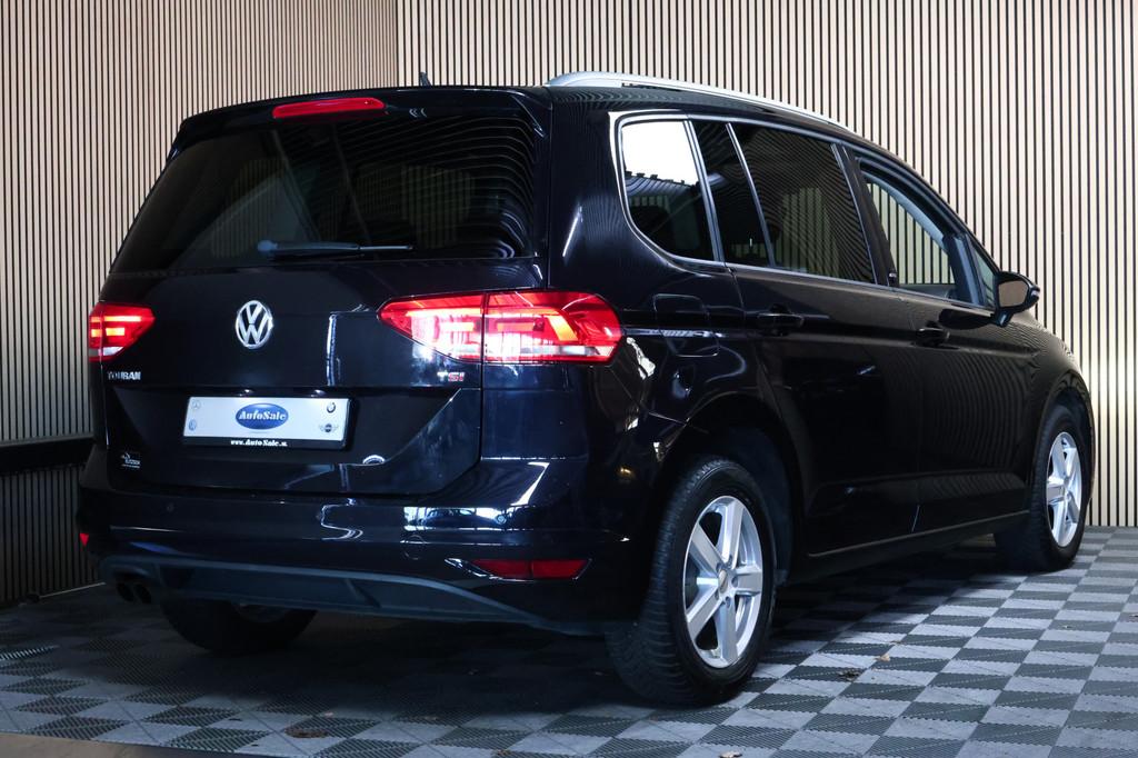 Volkswagen Touran 1.5 TSI Highline Automaat Panodak Navigati, Auto's, Zwart, 4 cilinders, 150 pk, Automatische klimaatregeling