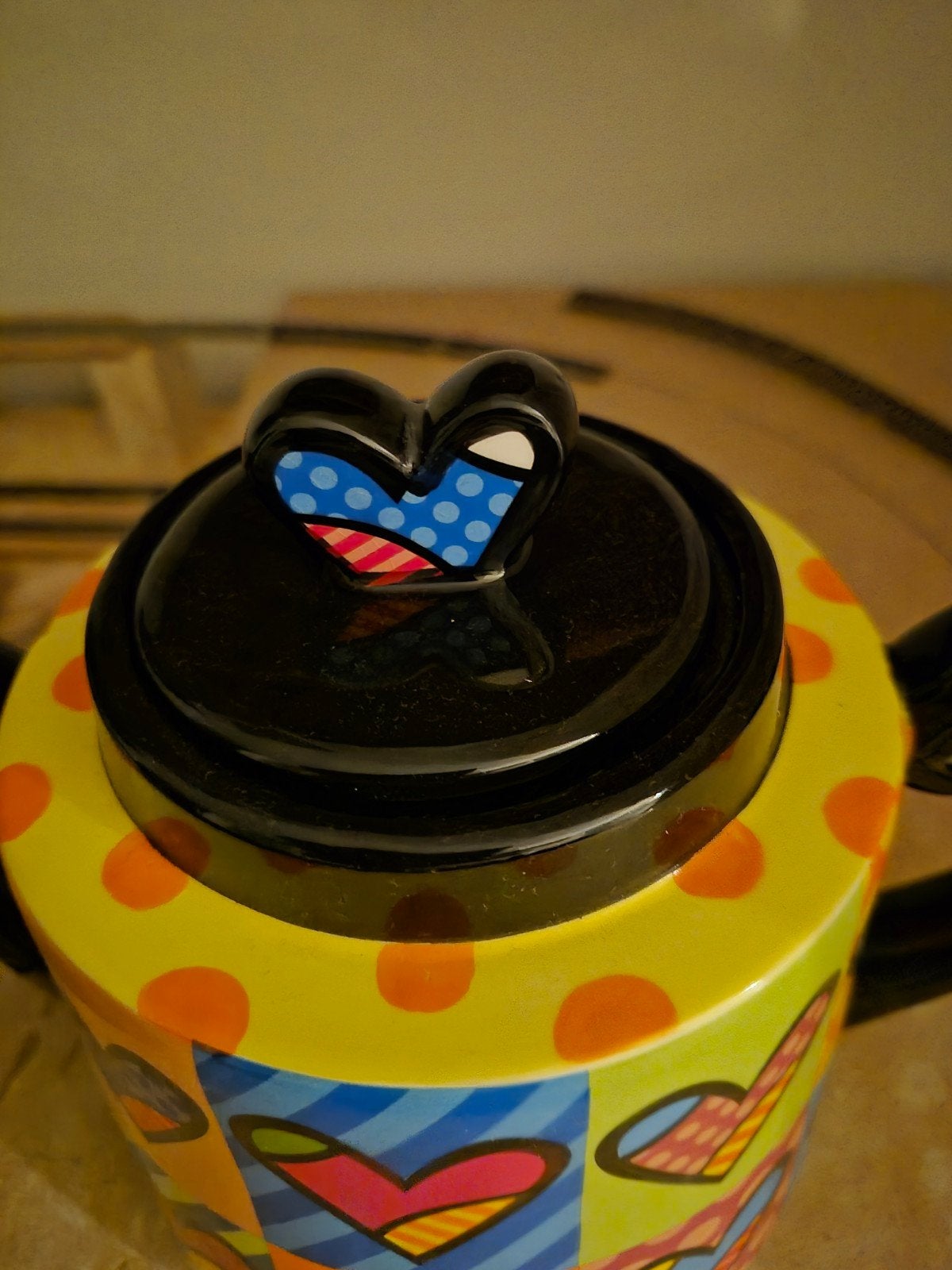Romero Britto Theepot - Kleurrijk Hartjes Design, Theepot/fluitketel, Ophalen of Verzenden, Zo goed als nieuw, Steen/keramiek