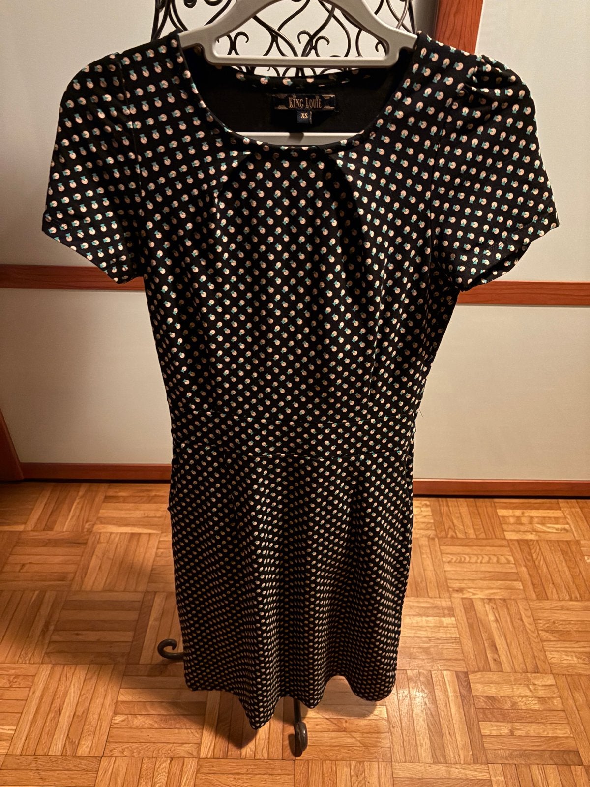 King Louie jurk met stippenpatroon - Maat XS, Kleding | Dames, Zwart, Ophalen of Verzenden, Zo goed als nieuw, Knielengte