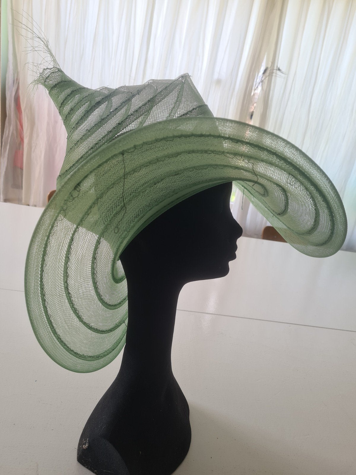 Elegante crinoline hoed in mintgroen, Kleding | Dames, Hoeden en Petten, Hoed, One size fits all, Ophalen of Verzenden, Onbekend