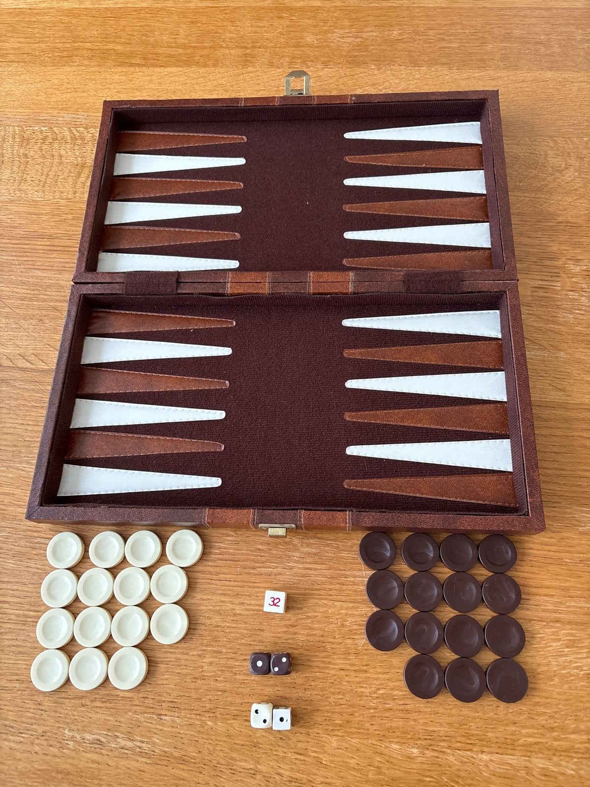 Backgammon Reisspel - Compleet met Dobbelstenen en Schijven, Hobby en Vrije tijd, Gezelschapsspellen | Bordspellen, Een of twee spelers