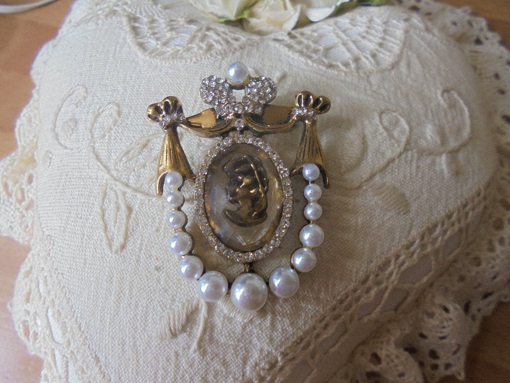 Vintage broche camee met pareltjes, Ophalen of Verzenden, Zo goed als nieuw, 4 tot 7 cm, Overige materialen