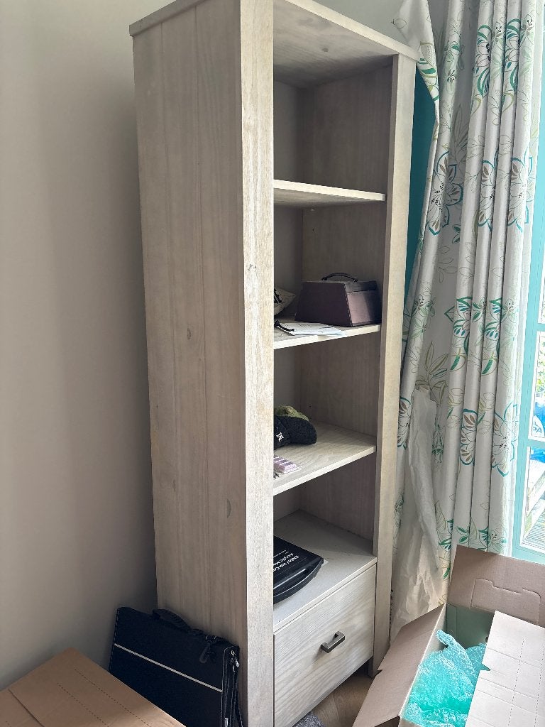 Houten boekenkast met diepe lade