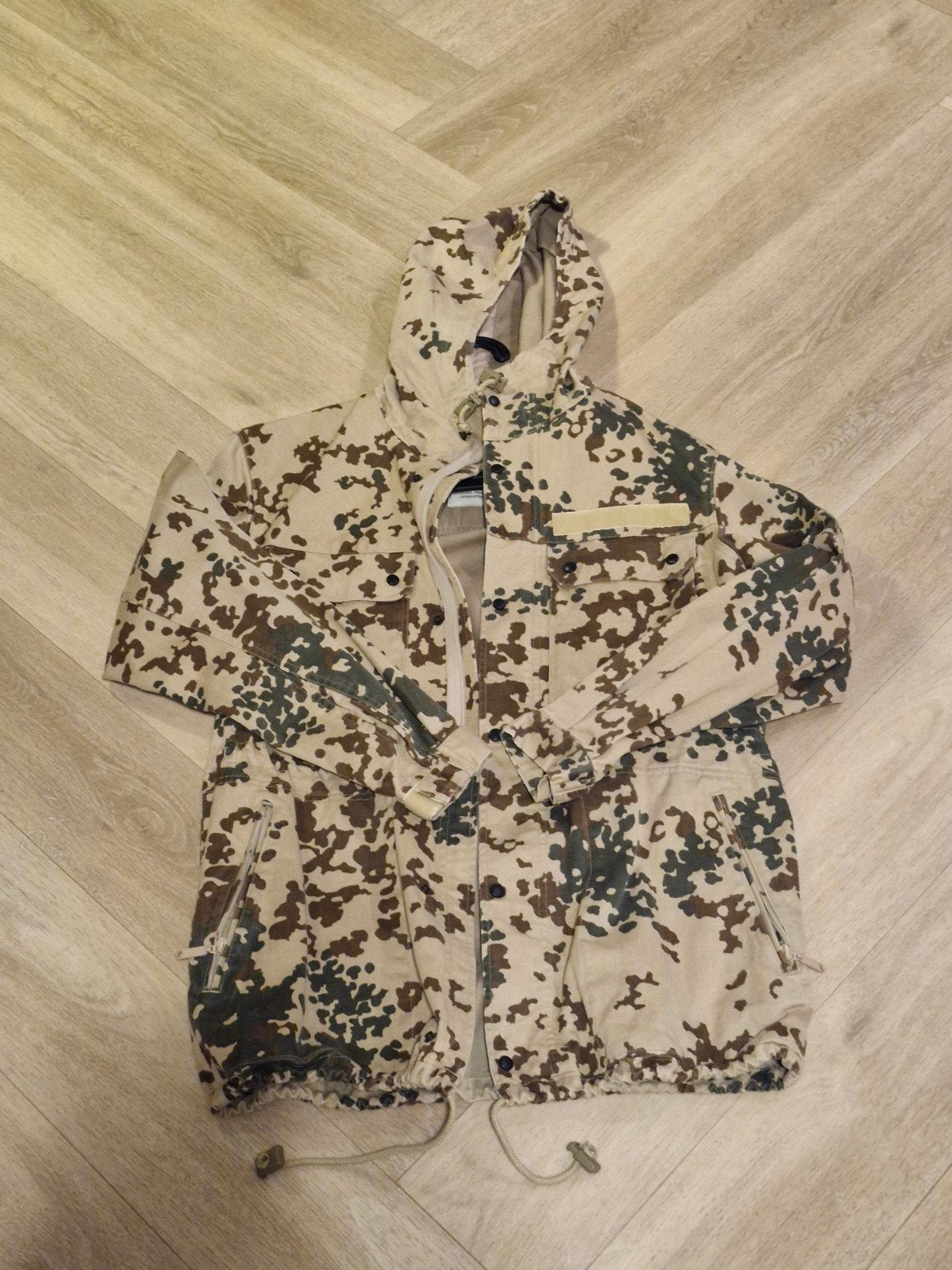 Nieuwe originele Duitse legerparka in Flecktarn camouflagepa, Ophalen of Verzenden, Landmacht, Duitsland, Kleding of Schoenen
