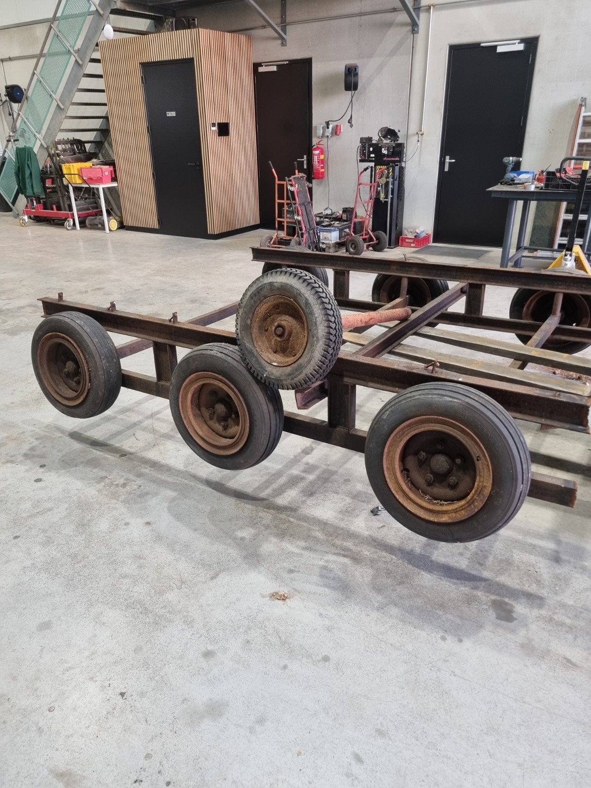 Onderstel stacaravan/carnavalswagen met 5 gats wielnaven, Ophalen, Gebruikt