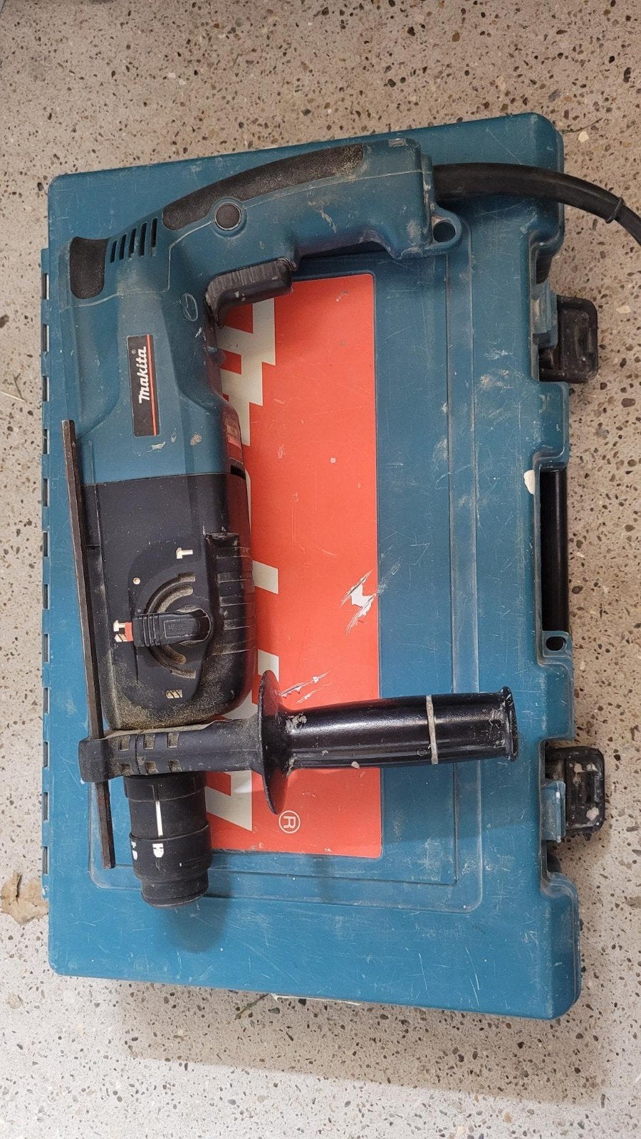 Makita HR2450T Hamerboormachine met koffer en accessoires, Boor- en/of Breekhamer, Ophalen of Verzenden, Variabele snelheid, Gebruikt