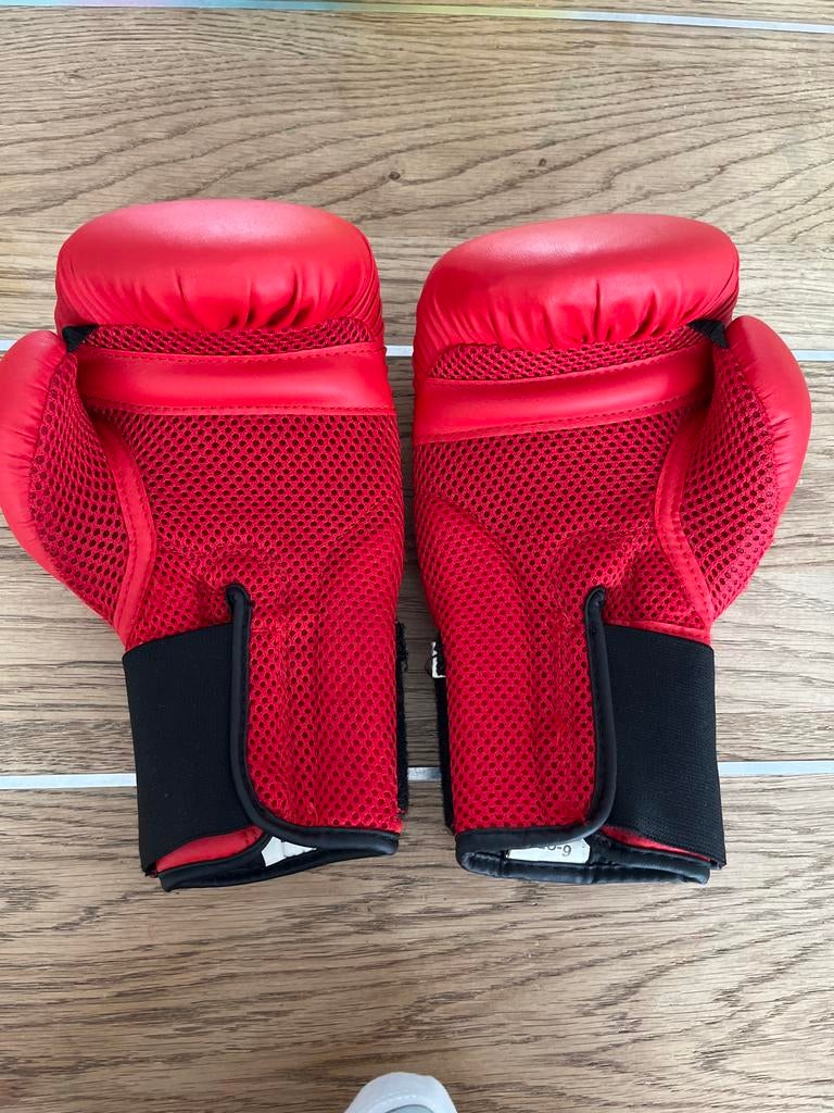 Rode kinder bokshandschoenen 6oz - Outshock, Ophalen of Verzenden, Zo goed als nieuw, Bokshandschoenen