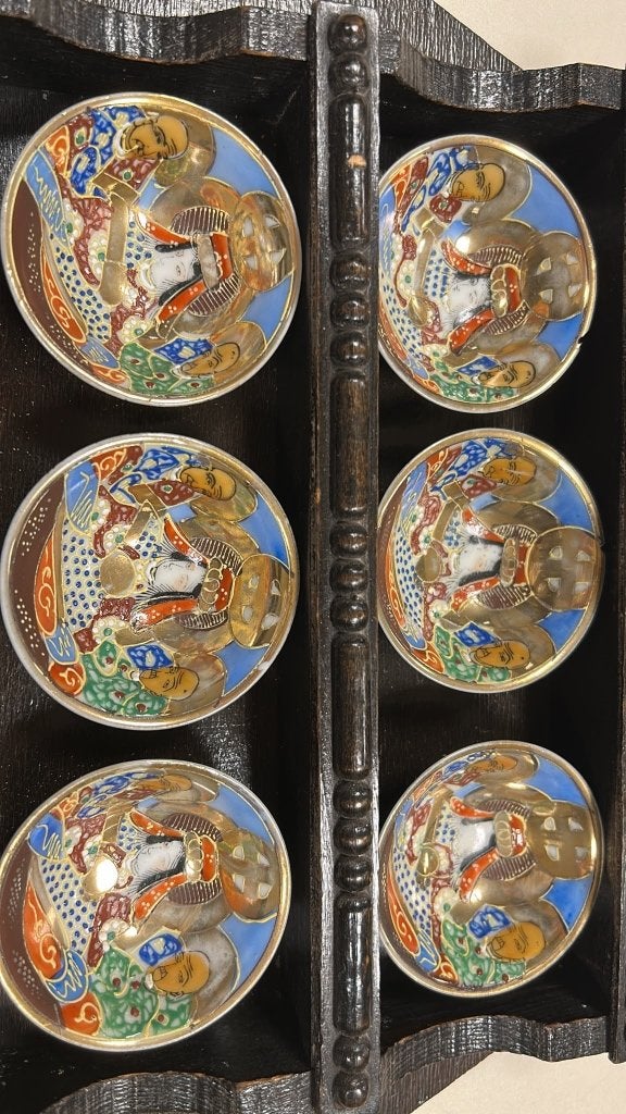 Antieke Japanse Satsuma theekopjes in houten display, Antiek en Kunst, Ophalen