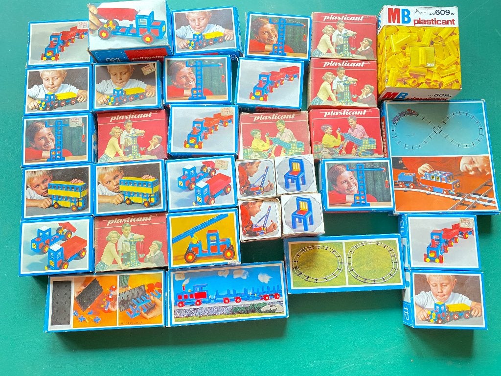 Grote hoeveelheid Plasticant met 71 aanvullingsdoosjes, Kinderen en Baby's, Speelgoed | Bouwstenen, Ophalen of Verzenden, Gebruikt