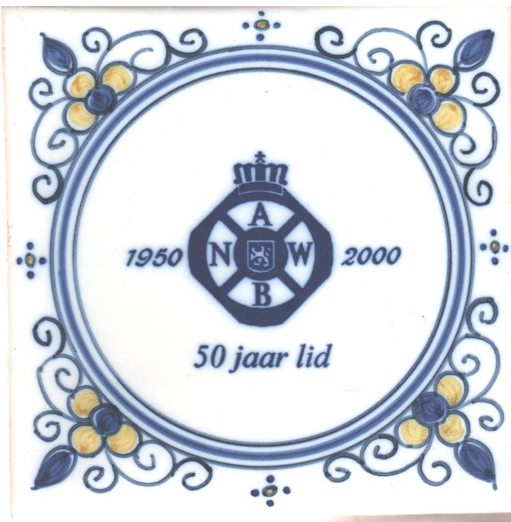 ANWB - tegel 1950-2000 50 jaar lid (Makkum), Antiek en Kunst, Antiek | Wandborden en Tegels, Ophalen of Verzenden