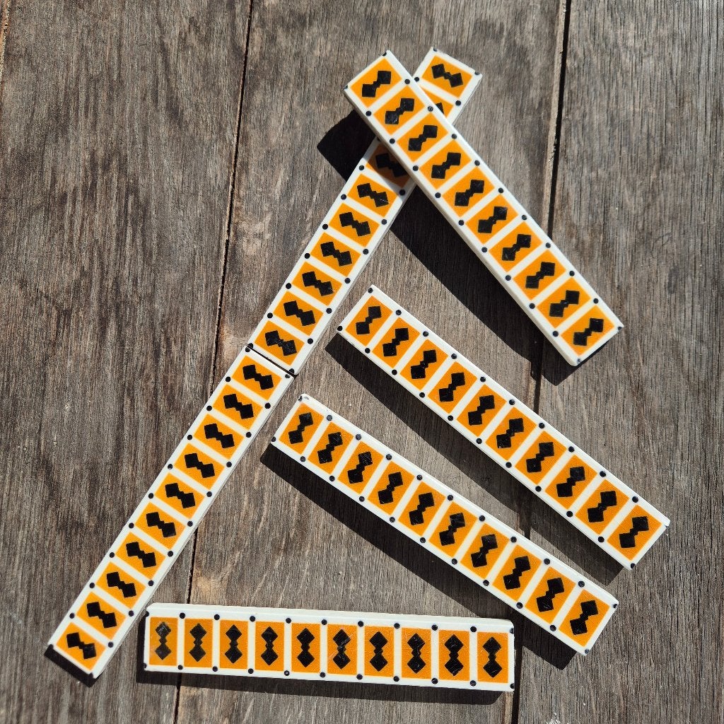 40 antieke tegelrandjes / biesjes oranje zwart wit 15x2,5cm, Antiek en Kunst, Antiek | Wandborden en Tegels, Ophalen of Verzenden