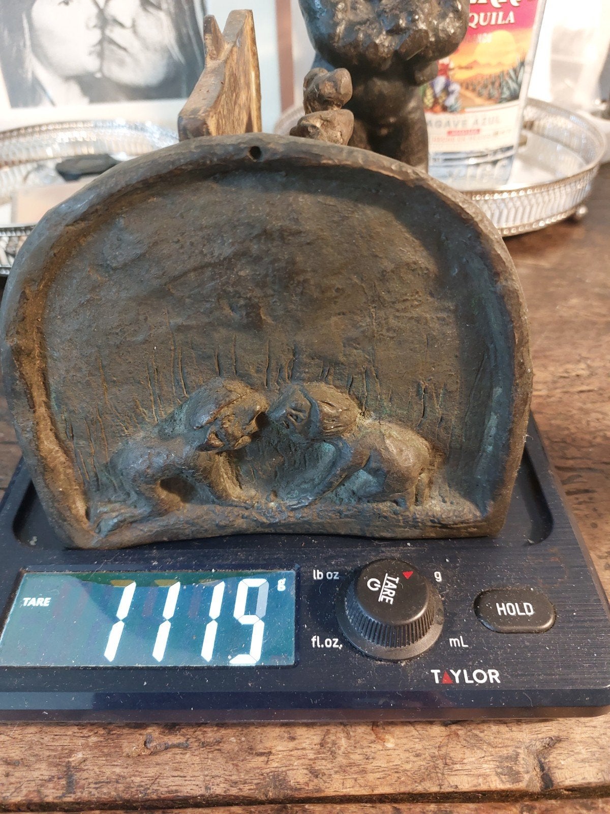 Bronzen reliëf van twee kinderen, 1119 gram, Groep mensen, Minder dan 20 cm, Ophalen of Verzenden, Beeld