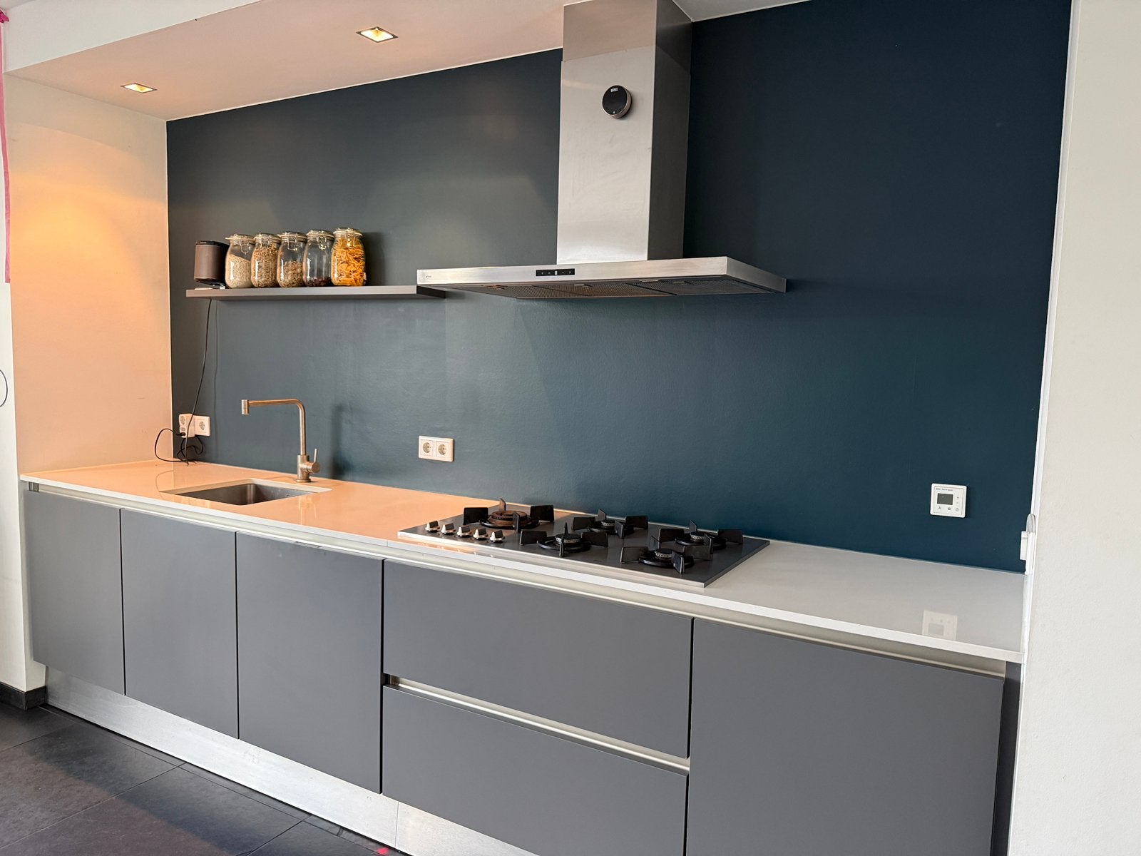 Moderne keuken mat grijs met wit blad, Huis en Inrichting, Keuken | Complete keukens, Ophalen, Gebruikt, Wit, Enkelwandige keuken