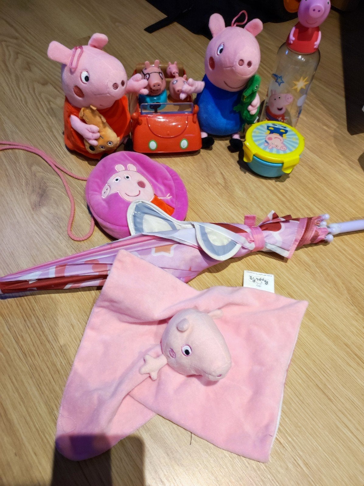 Leuke Peppa Pig set: auto, knuffels, tas, fles, paraplu, Ophalen of Verzenden, Zo goed als nieuw, Meisje