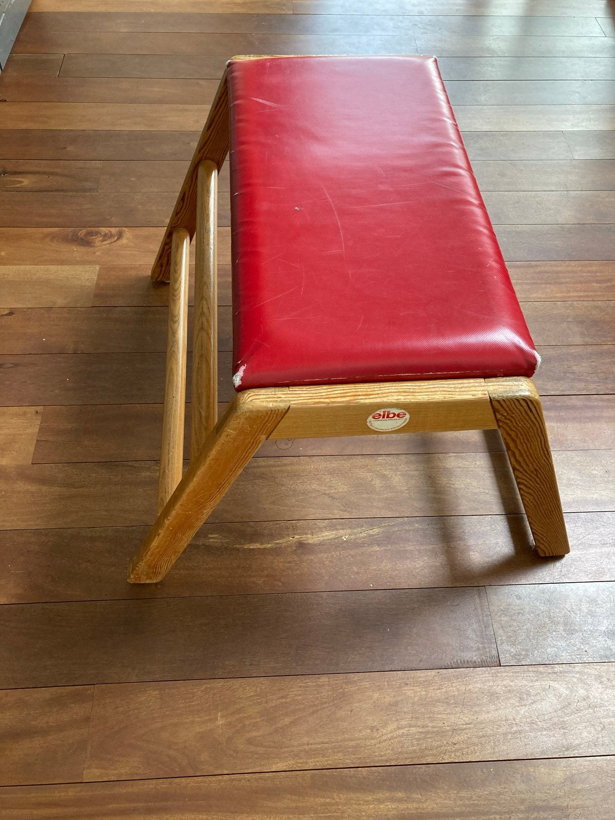 Elbe Turnbank / Gymnastiekbank - Hout met rood kussen, Ophalen, Gebruikt, Materiaal, Kindermaat 122 t/m 140