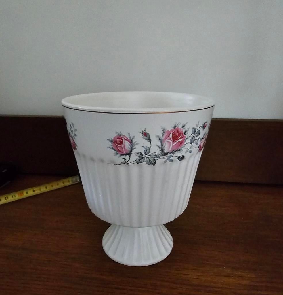 Romantische bloempot met rozen - Wit/Roze, Wit, Aardewerk of Porselein, Ophalen of Verzenden, Zo goed als nieuw