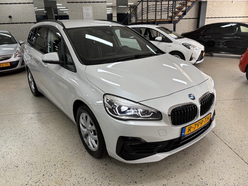 Bmw 2-SERIE 216I HIGH EXEC. / Climatronic / Cruise / Afn. Tr, Auto's, USB, Gebruikt, Met garantie (alle), Wit