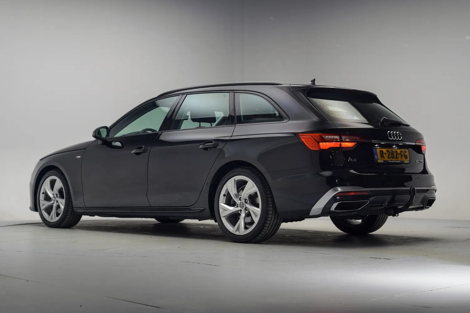 Audi A4 AVANT 40 TFSI S-Line Business Aut. [ Clima LED Navi, Auto's, Automaat, Verwarmde buitenspiegels, Gebruikt, 1984 cc