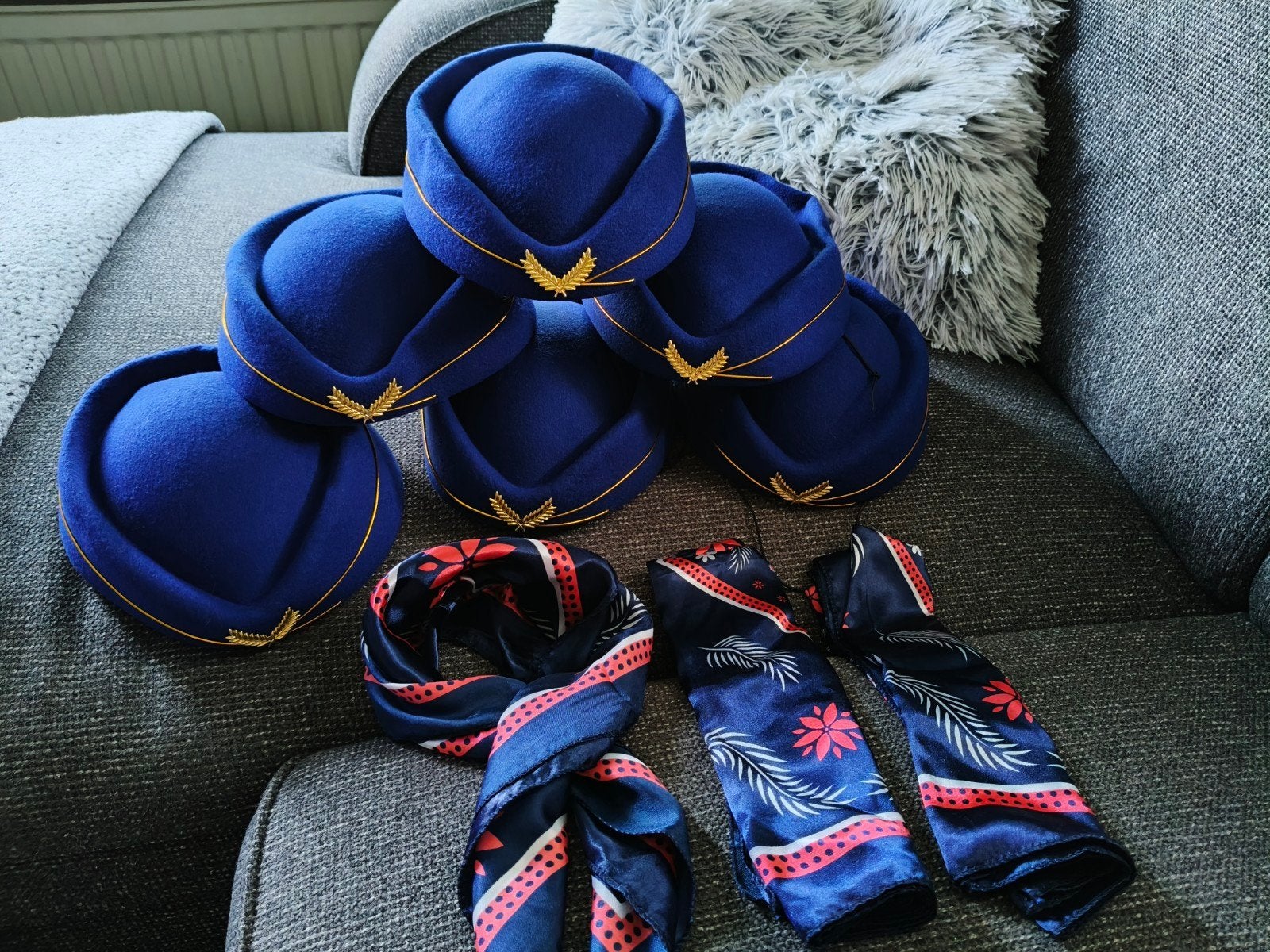 Set van 6 stewardessen petten en 3 sjaals, Kleding | Dames, Hoeden en Petten, Onbekend, Ophalen of Verzenden, Zo goed als nieuw