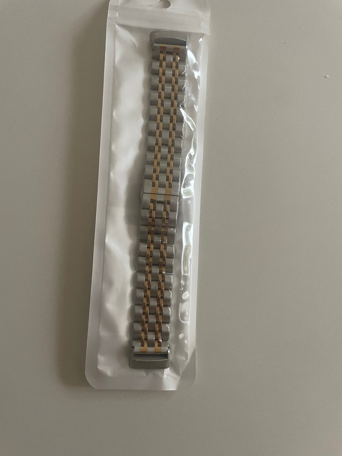 Splinternieuwe Fitbit Charge 5 horlogebandje - Zilver/Goud, Ophalen of Verzenden, Nieuw, Zilver
