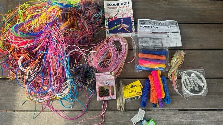 Grote partij scoubidou touwtjes in diverse kleuren, Overige thema's, Meerkleurig, Ophalen of Verzenden, Zo goed als nieuw