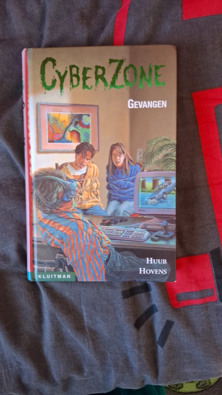 CyberZone: Gevangen - Spannend jeugdboek van Huub Hovens, Ophalen, Zo goed als nieuw