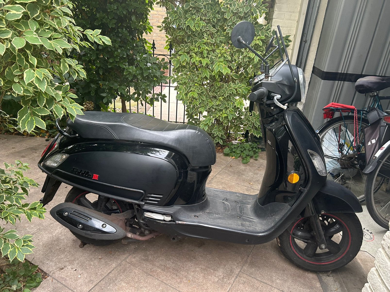 Sym Fiddle 3, achterband en accu moeten vervangen worden, Fietsen en Brommers, Scooters | SYM, Ophalen, Gebruikt, Benzine, Fiddle