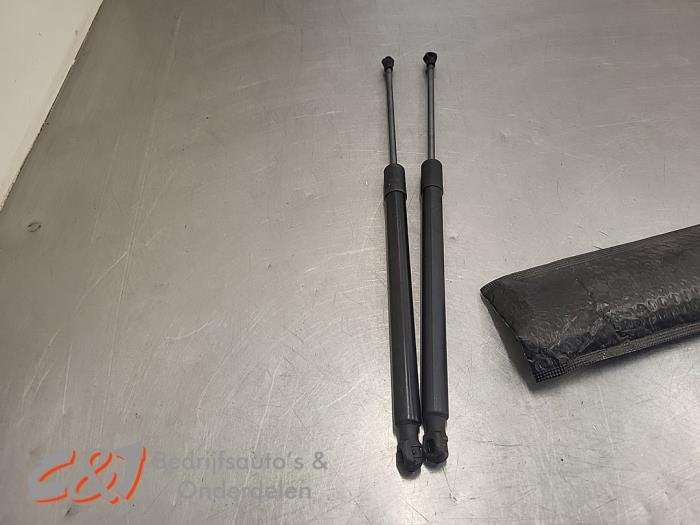 Set Gasdempers Achterklep van een Volkswagen Golf