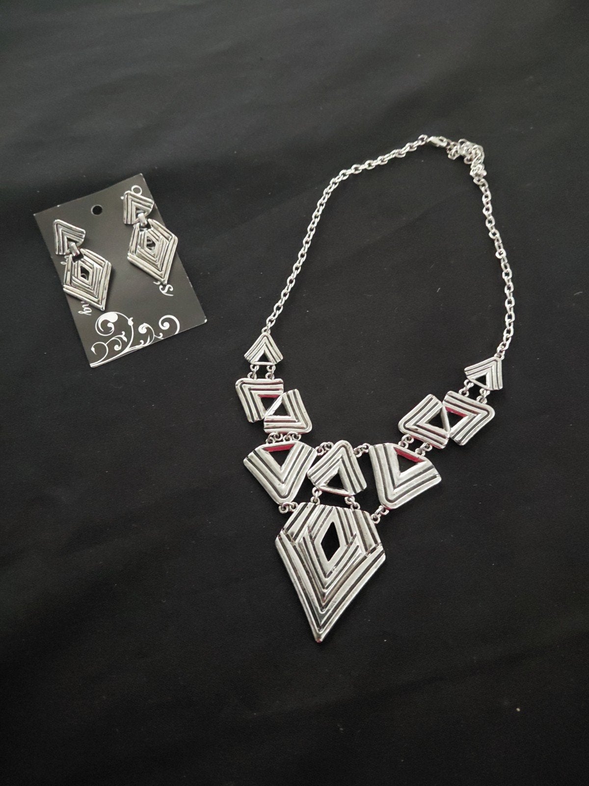 Ketting zilverkleurig en oorbellen set Nieuw, Sieraden, Tassen en Uiterlijk, Ophalen, Nieuw, Zilver, Overige materialen