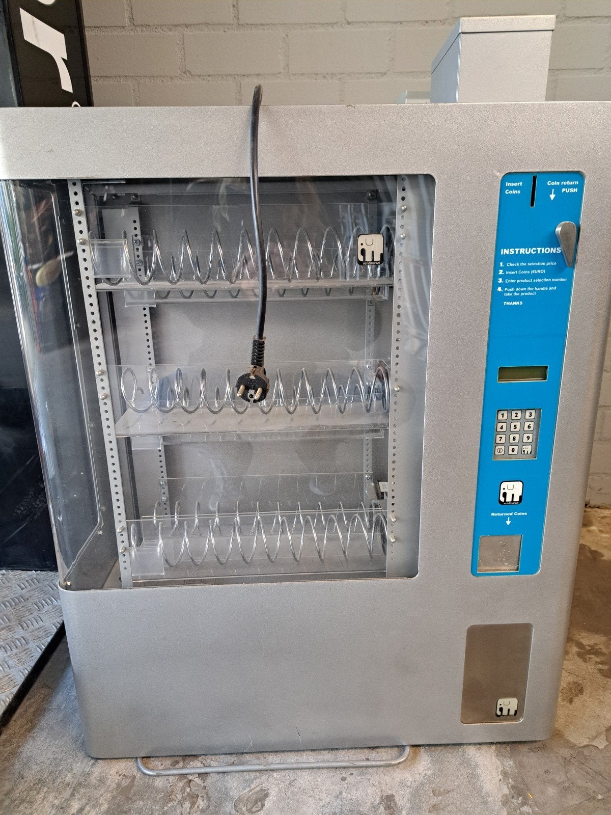 Muur automaat met muntwisselsysteem, Ophalen