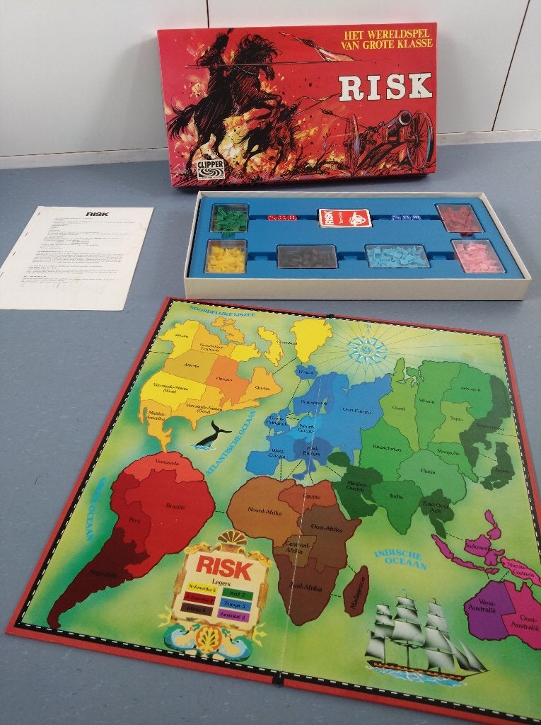 Vintage Risk bordspel met rode deksel, Vijf spelers of meer, Ophalen of Verzenden, Gebruikt, Clipper