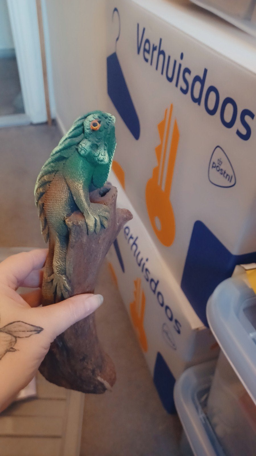 Houten Iguana Beeldje - Groen Reptiel op Hout, Ophalen of Verzenden, Gebruikt, Reptiel of Amfibie, Beeldje of Figuurtje