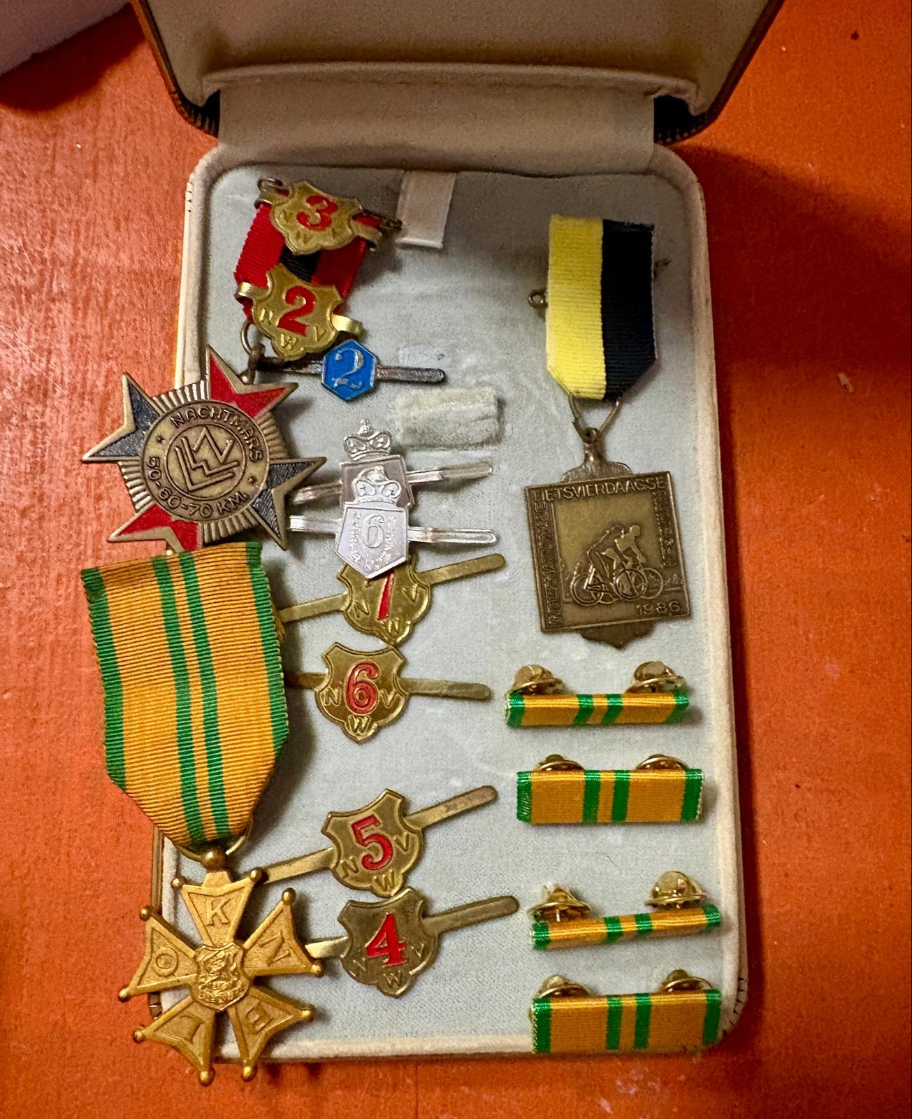 Verzameling van oude medailles en insignes, Postzegels en Munten, Penningen en Medailles, Ophalen of Verzenden, Overige materialen
