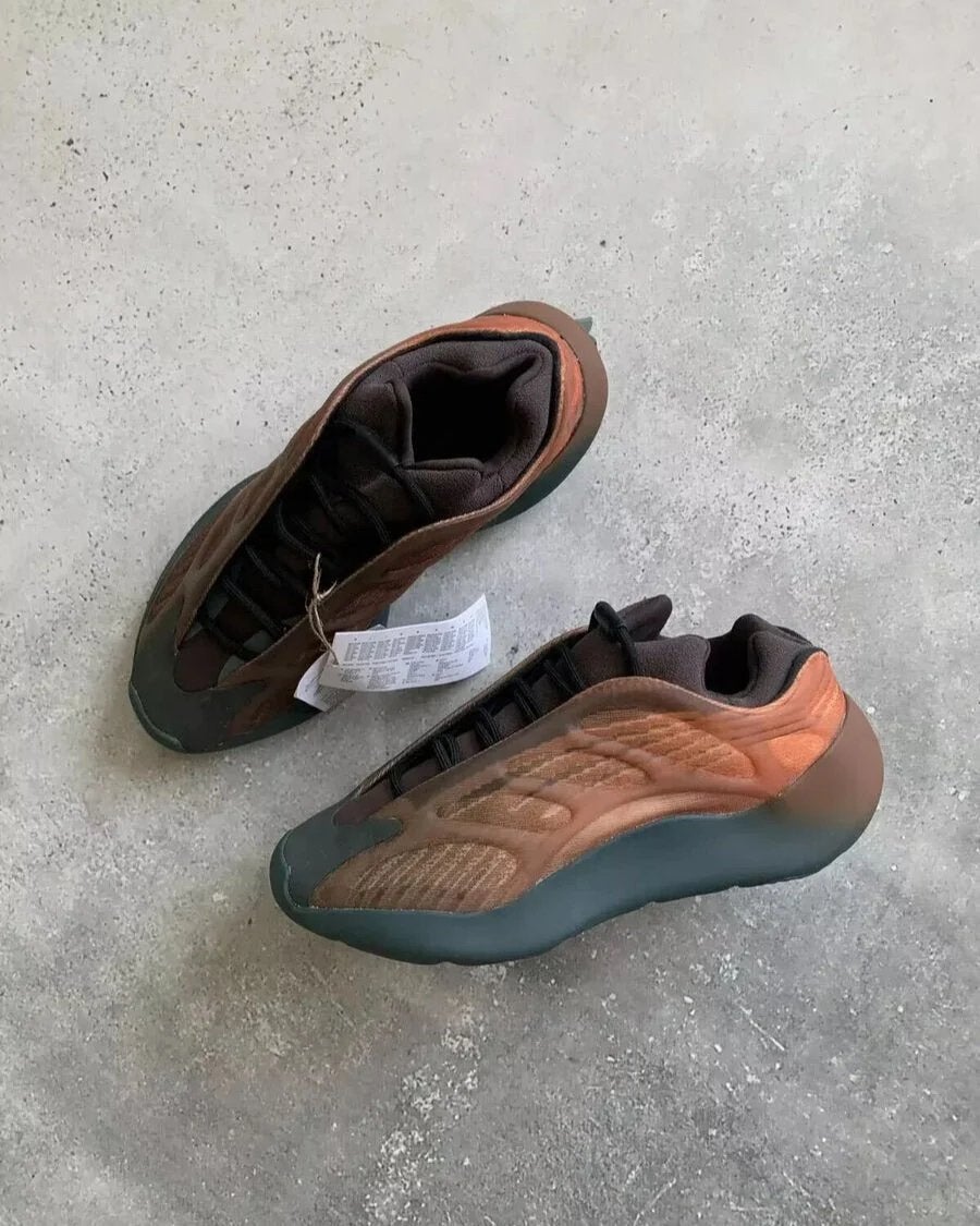 Yeezy 700 v3 Boost (Coper), Kinderen en Baby's, Ophalen of Verzenden, Zo goed als nieuw, Jongetje of Meisje, Schoentjes
