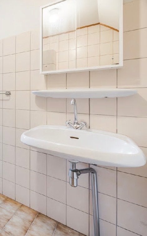 Wastafel met kraan, planchet en spiegelkast, Ophalen, Gebruikt, Chroom, Wastafel
